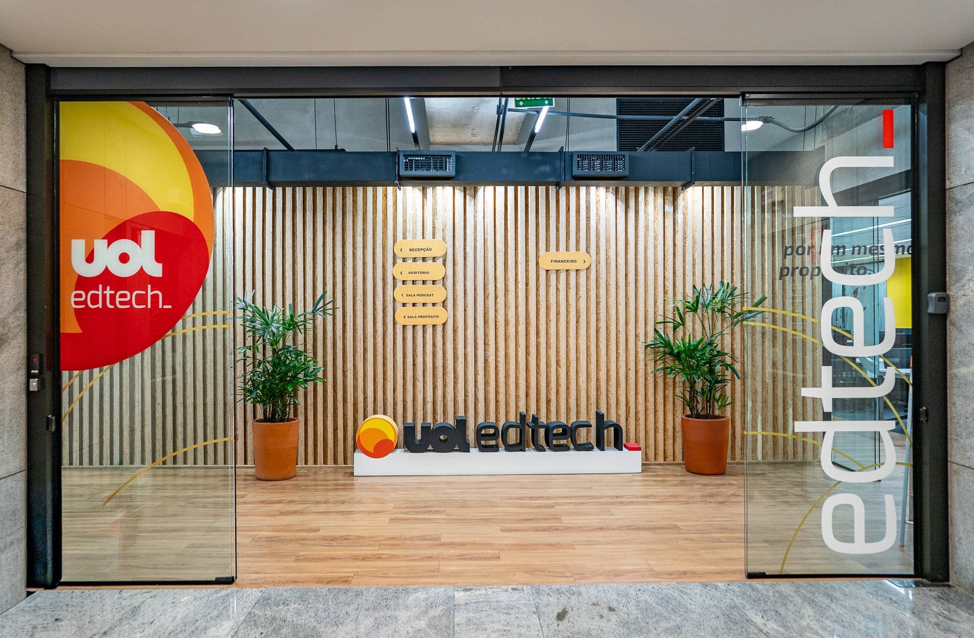 Entrada da UOL EdTech, com fachada em vidro e sinalização de recepção